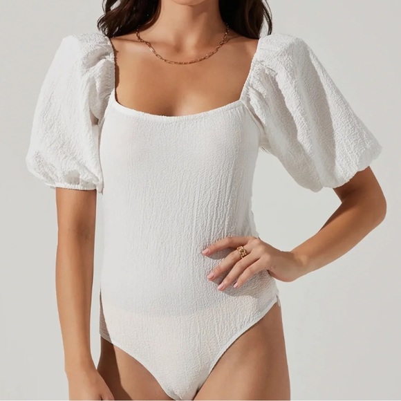 ASTR Puff Sleeve Textured Bodysuit - Picture 3 of 9